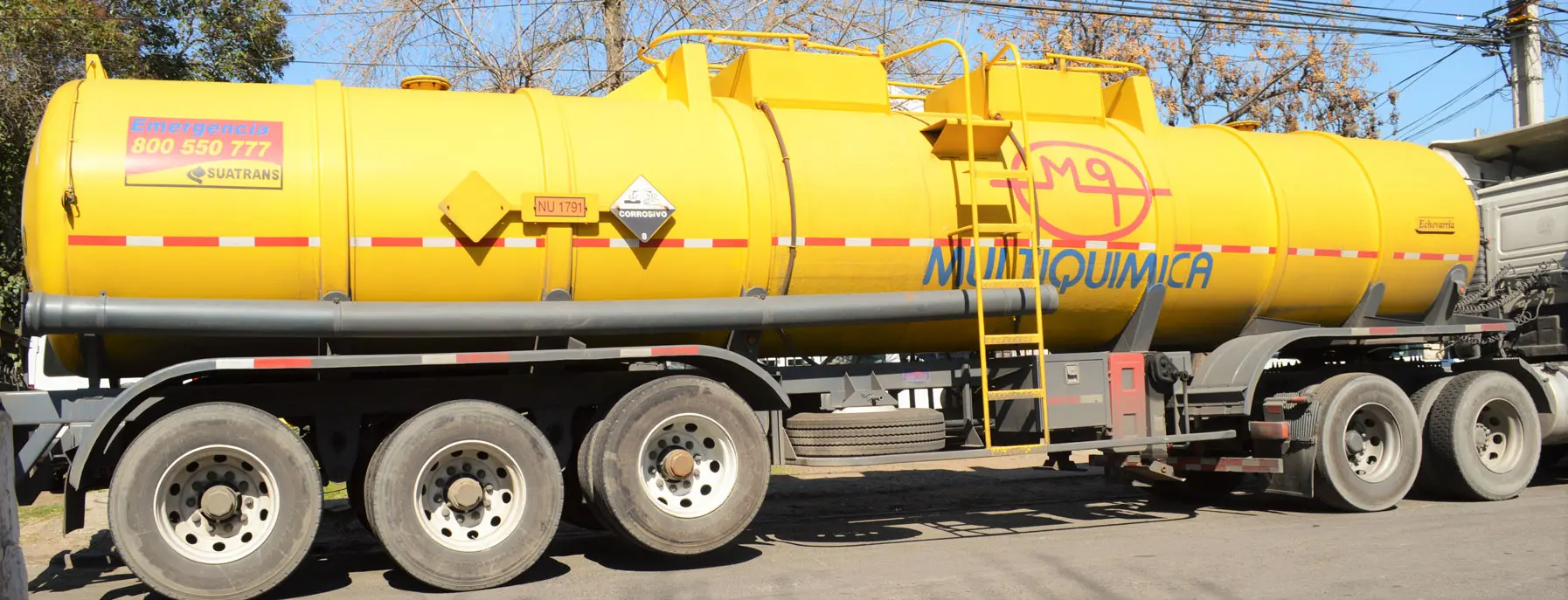 Rampla cisterna Multiquímica, de color amarillo, dedicado al transporte de productos químicos y equipado para emergencias